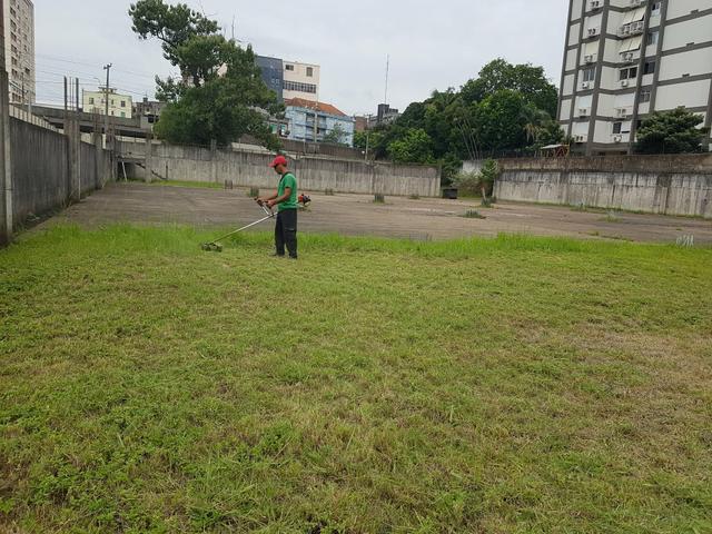Corte de grama e limpeza de terreno