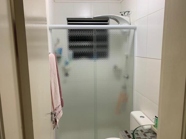 Todo mobiliado. 2 dormitórios. 1 vaga na garagem. Ótima localização. - Foto 12