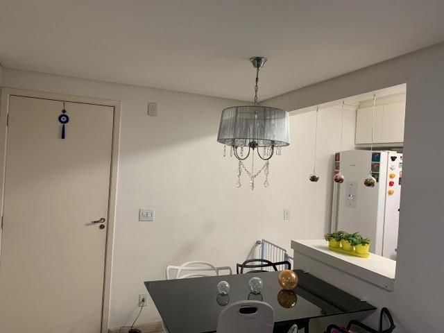 Todo mobiliado. 2 dormitórios. 1 vaga na garagem. Ótima localização. - Foto 3