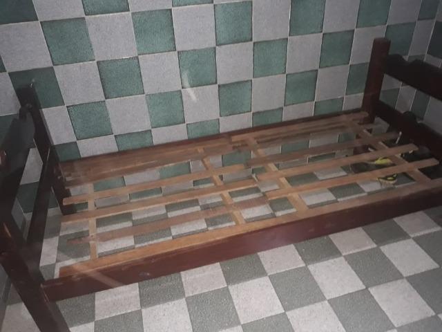Cama de solteiro em madeira