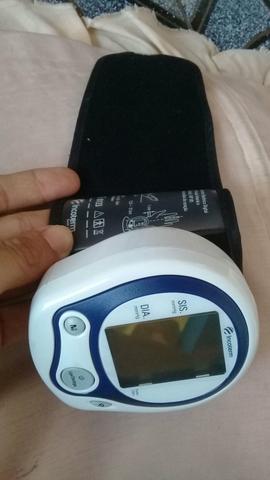 Vendo medidor de pressão e braçadeira