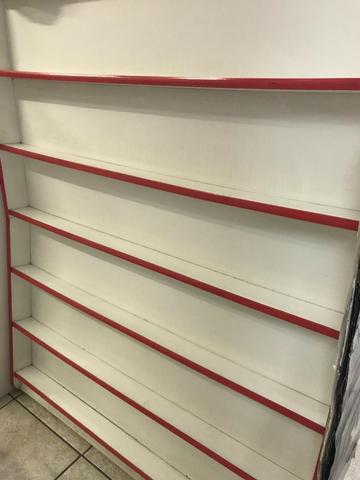 Estante para livros e DVDs