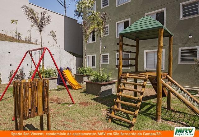 Todo mobiliado. 2 dormitórios. 1 vaga na garagem. Ótima localização. - Foto 14