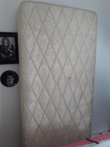 Colchão de mola semi novo