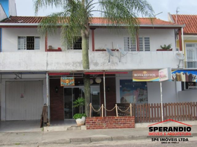Principal via comercial de Itapoá: Prédio c/ 2 salas + Apto