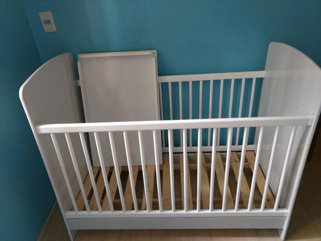 Berço vira cama, com trocador e colchão