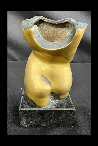 Escultura de bronze representando dorso e busto feminino com base de pedra  - Foto 3