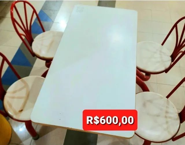 Mesa conjunta com quatro bancos