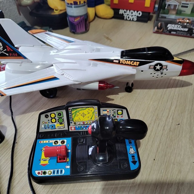Avião anos 90 tom cat funcionando perfeitamente 