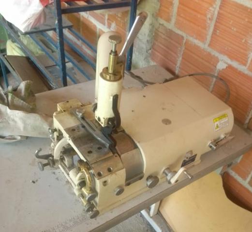 Máquina de chanfrar couro