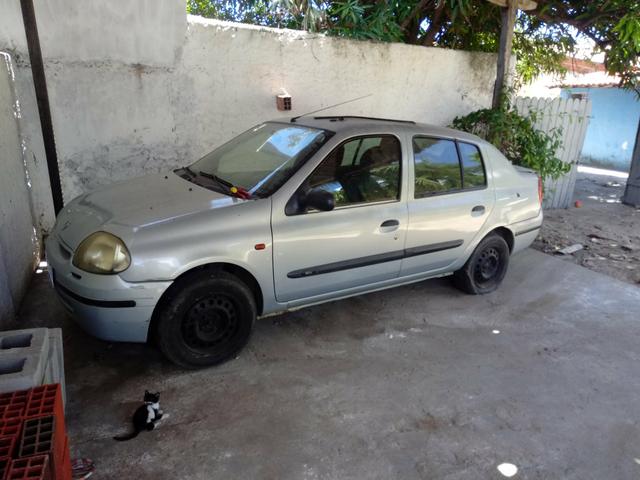 Clio Sedan 2002