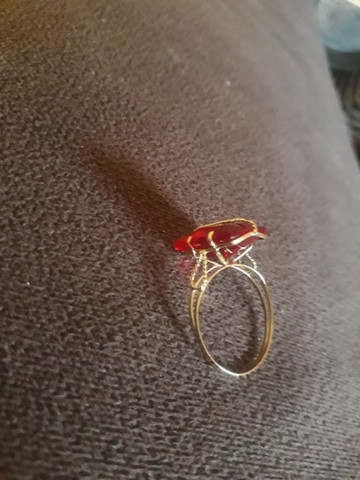 vendo um anel de ouro feminina de pedra vermelha
