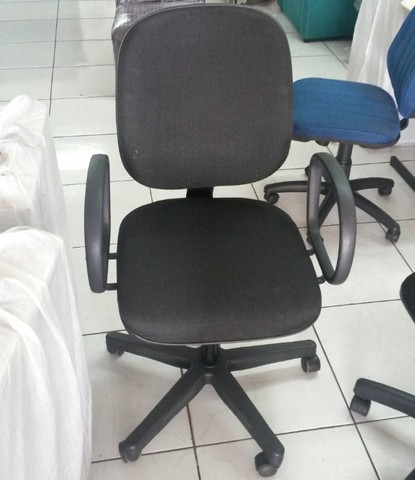 Fazemos troca de tecido ou couro de cadeiras e consertamos - Foto 2