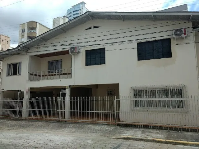 Ótima casa para excursão no Centro de Balneário Camboriú!