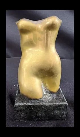 Escultura de bronze representando dorso e busto feminino com base de pedra  - Foto 5