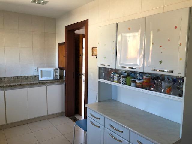 Excelente casa no centro com 4 quartos, uma suite e garagem - Foto 10