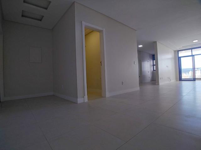 Amplo Apartamento 3 Dormitórios(1Suíte+2D) + Lavabo com 2 Vagas no Centro de Itajaí! - Foto 2