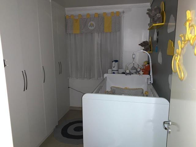 Todo mobiliado. 2 dormitórios. 1 vaga na garagem. Ótima localização. - Foto 2