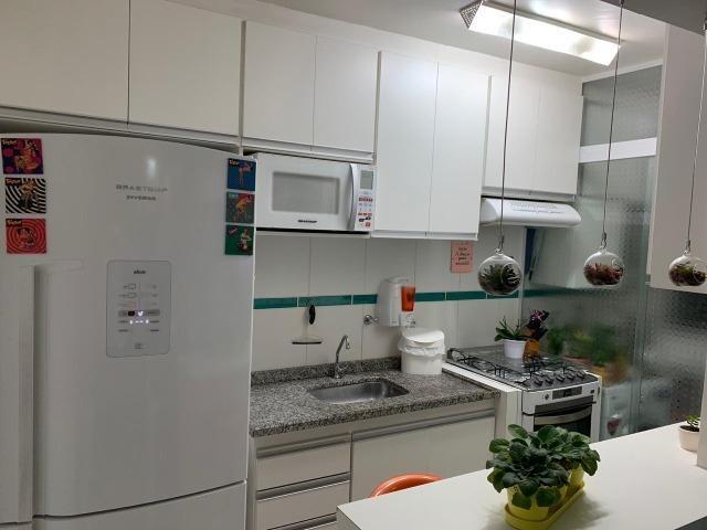 Todo mobiliado. 2 dormitórios. 1 vaga na garagem. Ótima localização. - Foto 4