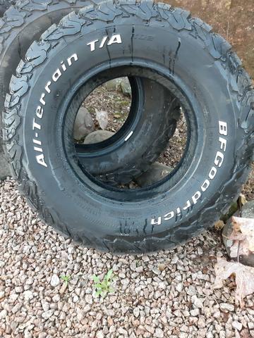 Pneus bf at 235 70 r15