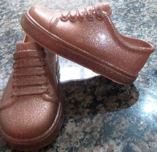 tenis dourado melissa