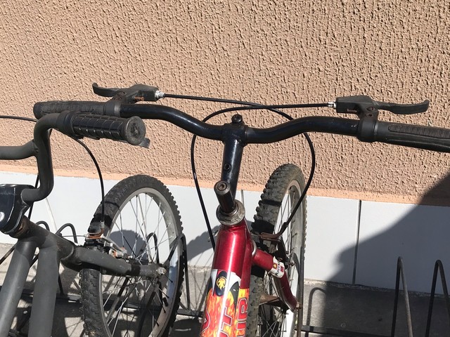 Vende-se BICICLETA  Cor vinho 