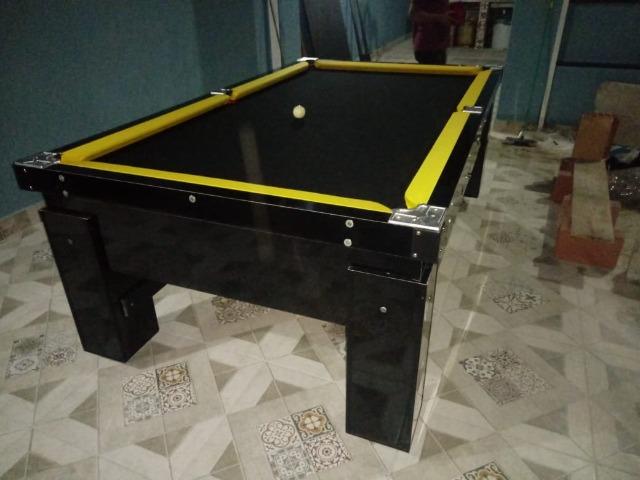 Mesa Gaveta de 4 Pés Cor Preta Tecido Preto e Borda Amarela Mod. UYDW2171