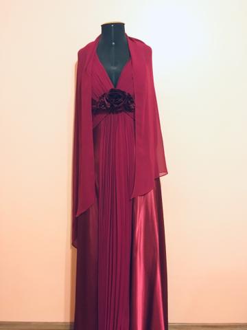 Vestido de festa com echarpe