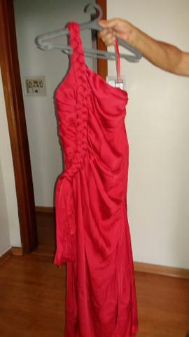 Vestido de festa de um ombro só. Detalhe de lado uma trança
