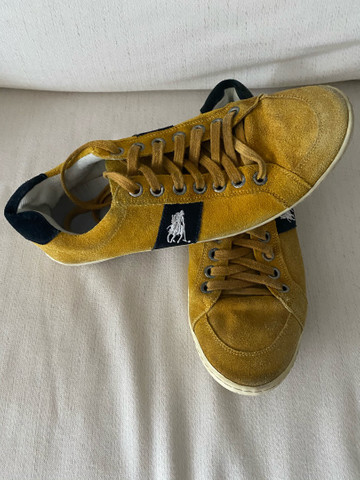 tenis polo amarelo