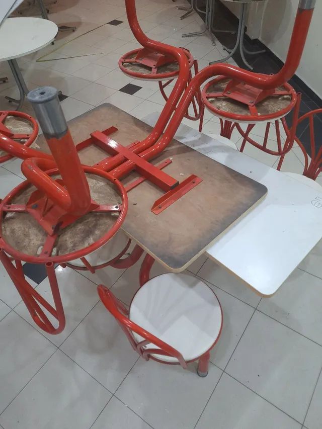 Mesa conjunta com quatro bancos - Foto 2