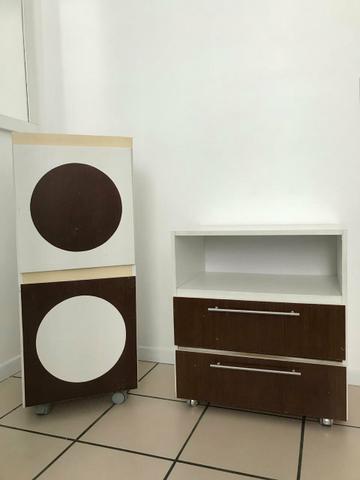 Lindos armários com gavetas e rodinhas