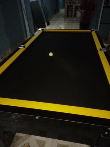 Mesa Gaveta de 4 Pés Cor Preta Tecido Preto e Borda Amarela Mod. UYDW2171 - Foto 3