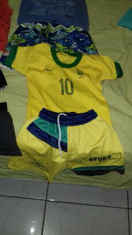 Roupas e calçados de menino