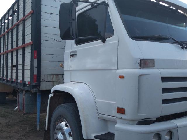 Vende-se um caminhão boiadeiro ano 2005
