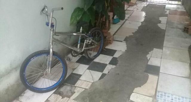 Bmx cromada ou troco por celular j8 - Foto 3