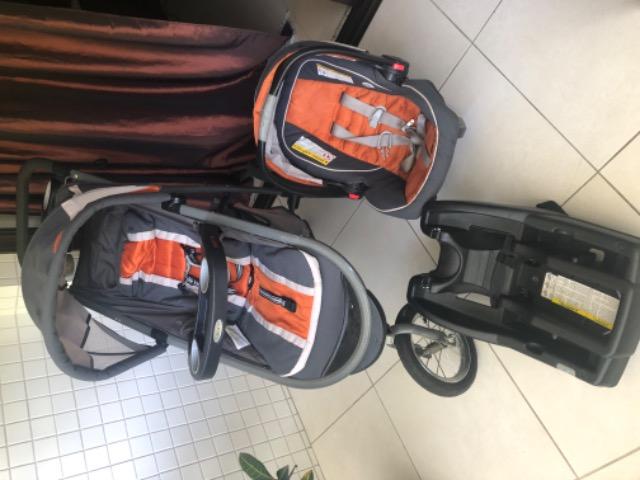 Carrinho + Bebê Conforto + Suporte para carro marca Graco SnugRide Click Connect 35