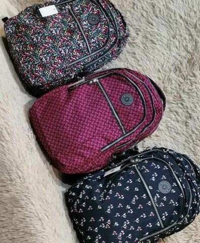 Temos variados tipos de mochilas | de tecido de couro e impermeáveis
