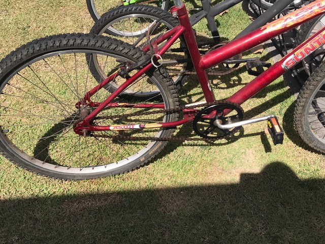 Vende-se BICICLETA  Cor vinho 