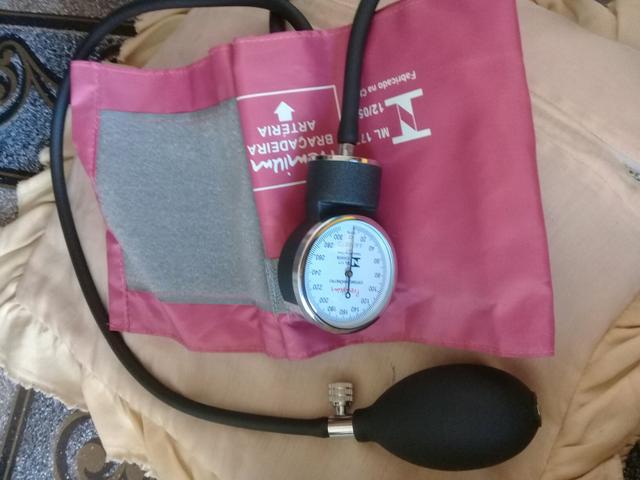 Vendo medidor de pressão e braçadeira - Foto 3