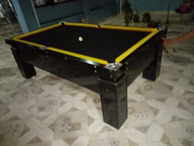 Mesa Gaveta de 4 Pés Cor Preta Tecido Preto e Borda Amarela Mod. UYDW2171 - Foto 2