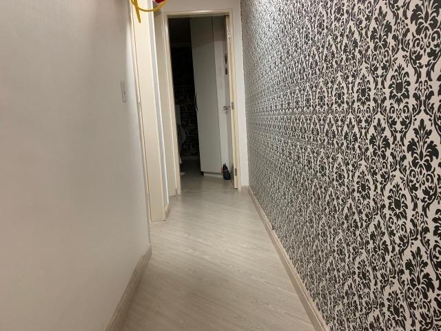 Todo mobiliado. 2 dormitórios. 1 vaga na garagem. Ótima localização. - Foto 13