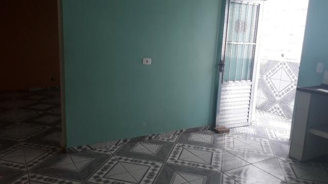 Aluga casa 2 cômodos no Jardim São Marcos p.f . Ônibus járd. São marco - Foto 4