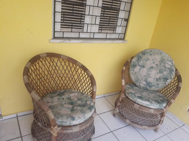 Conjunto artesanais trabalhadas 2 cadeiras e mesa de Centro pra sala oi área