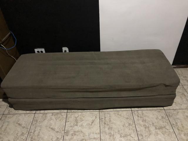 Vendo sofá cama barato acompanha colchão para parte de cima