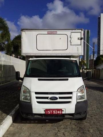 Ford Transit com baú