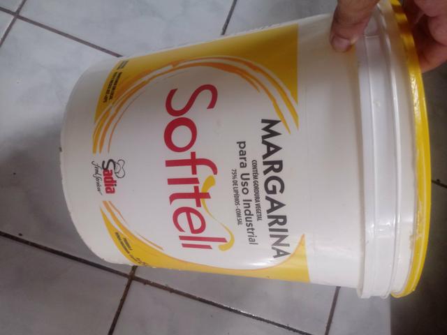 Baldes de margarina.