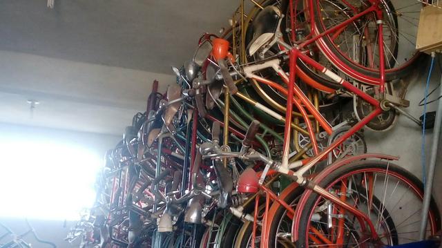 Coleção com 51 bicicletas antigas