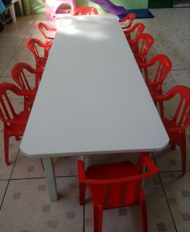 Mesa branca infantil por 200 reais
