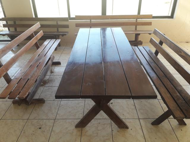 Mesa rústica ou de madeira nobre.